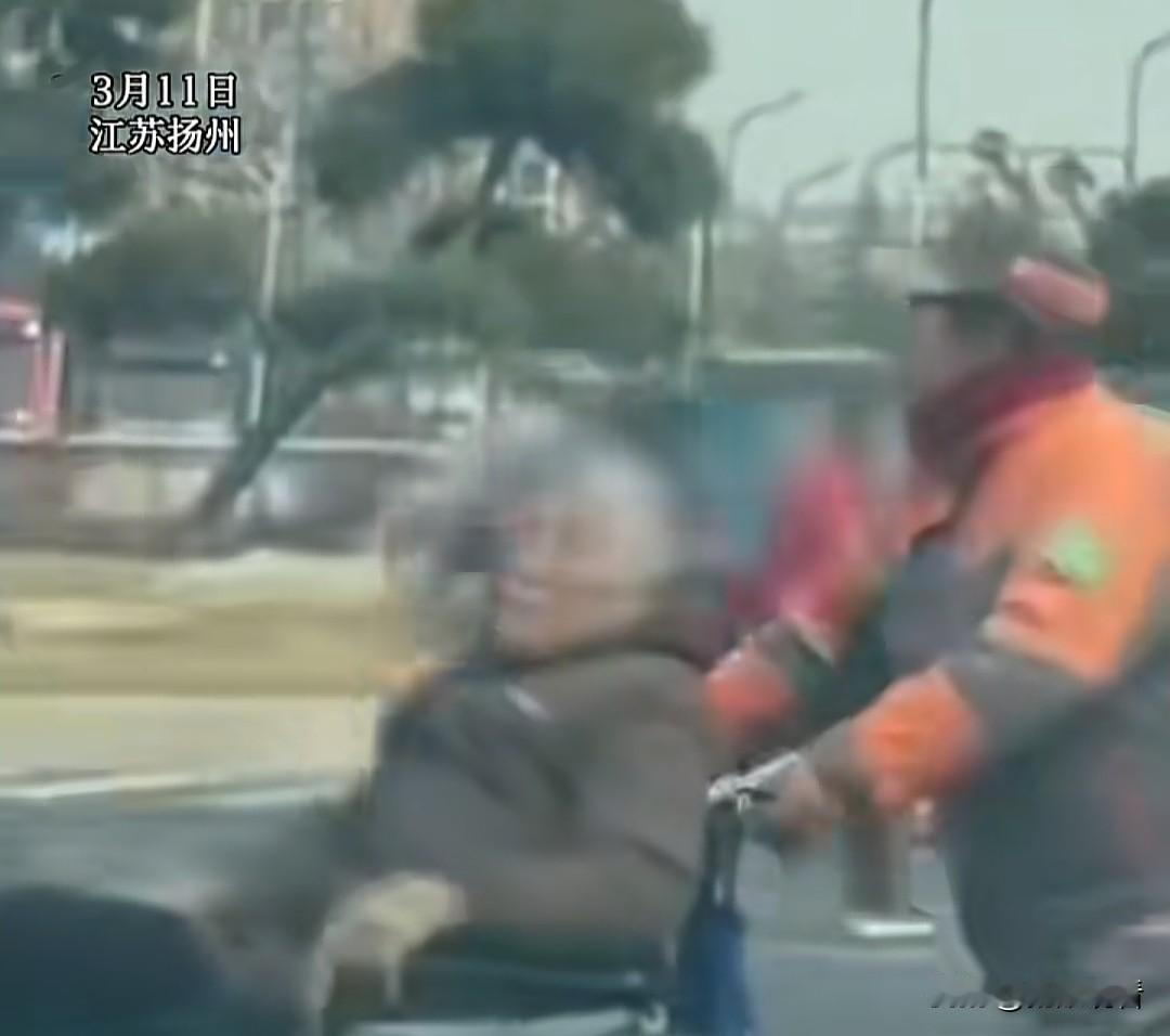 扬州早高峰这一幕，暖哭了😭
 
3月11日早高峰
扬州街头车来车往
一位老人推