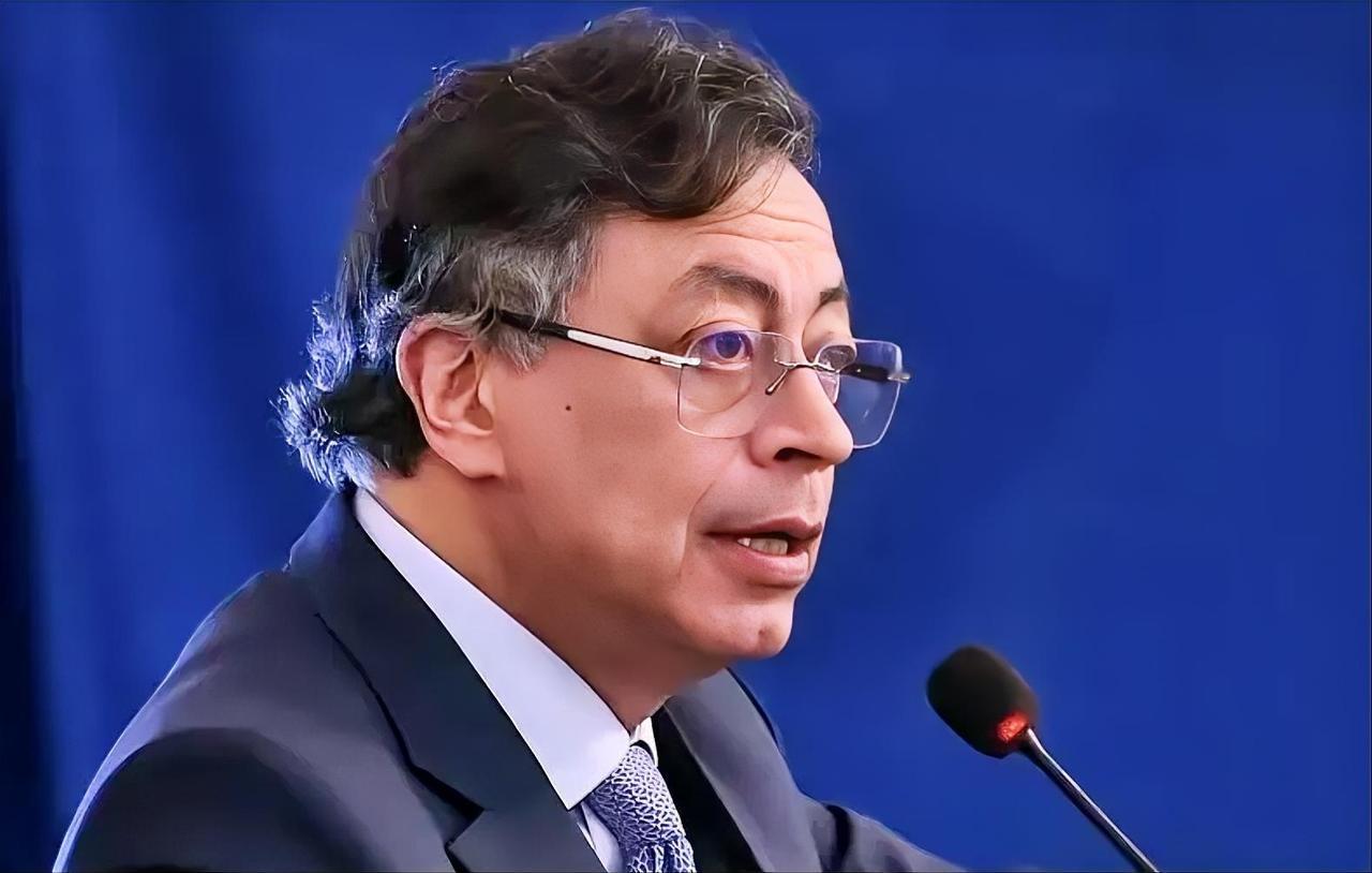 炸裂！哥伦比亚总统佩特罗自曝，足足有7000名哥国受过军事训练的人，跑到乌克兰前