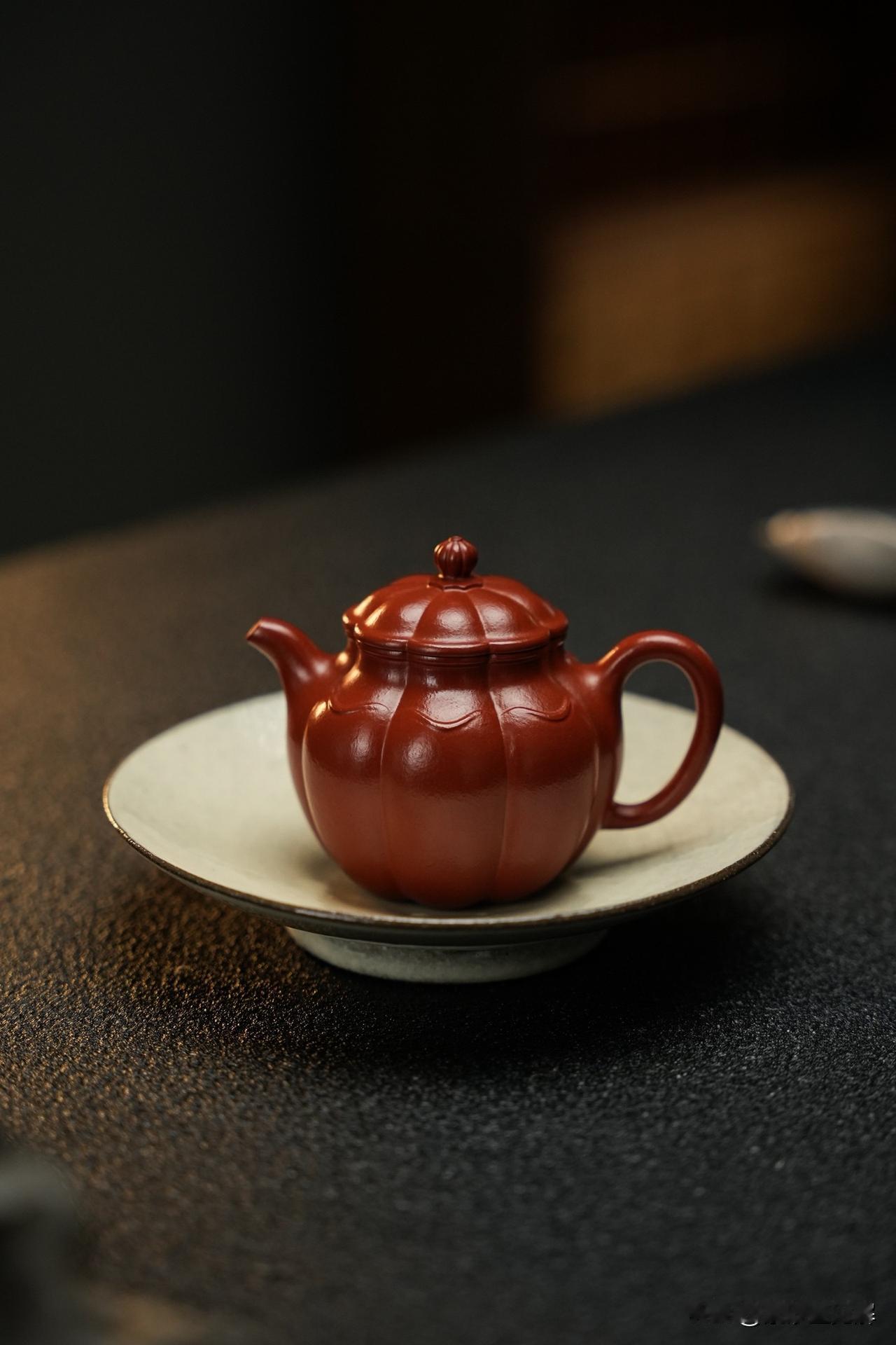 泡完茶后，你是不是也是这样做的
擦与刷要适度。壶表淋到茶汁后，用软毛小刷子，将壶