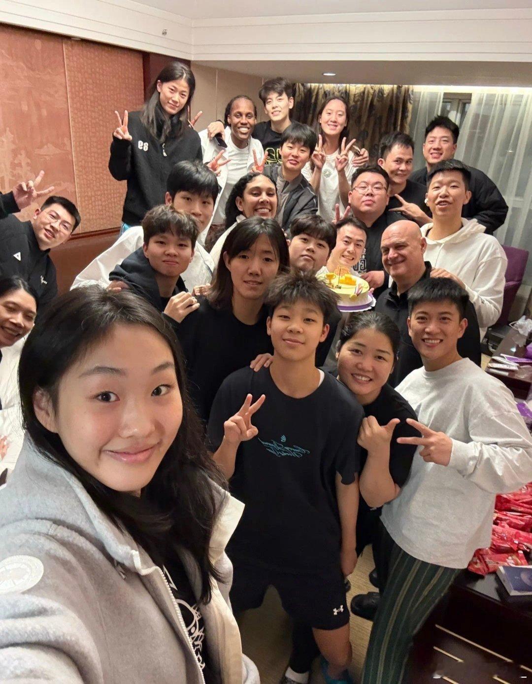 杨舒予广东女篮2025-2026赛季wcba联赛 20251220广东女篮合照1