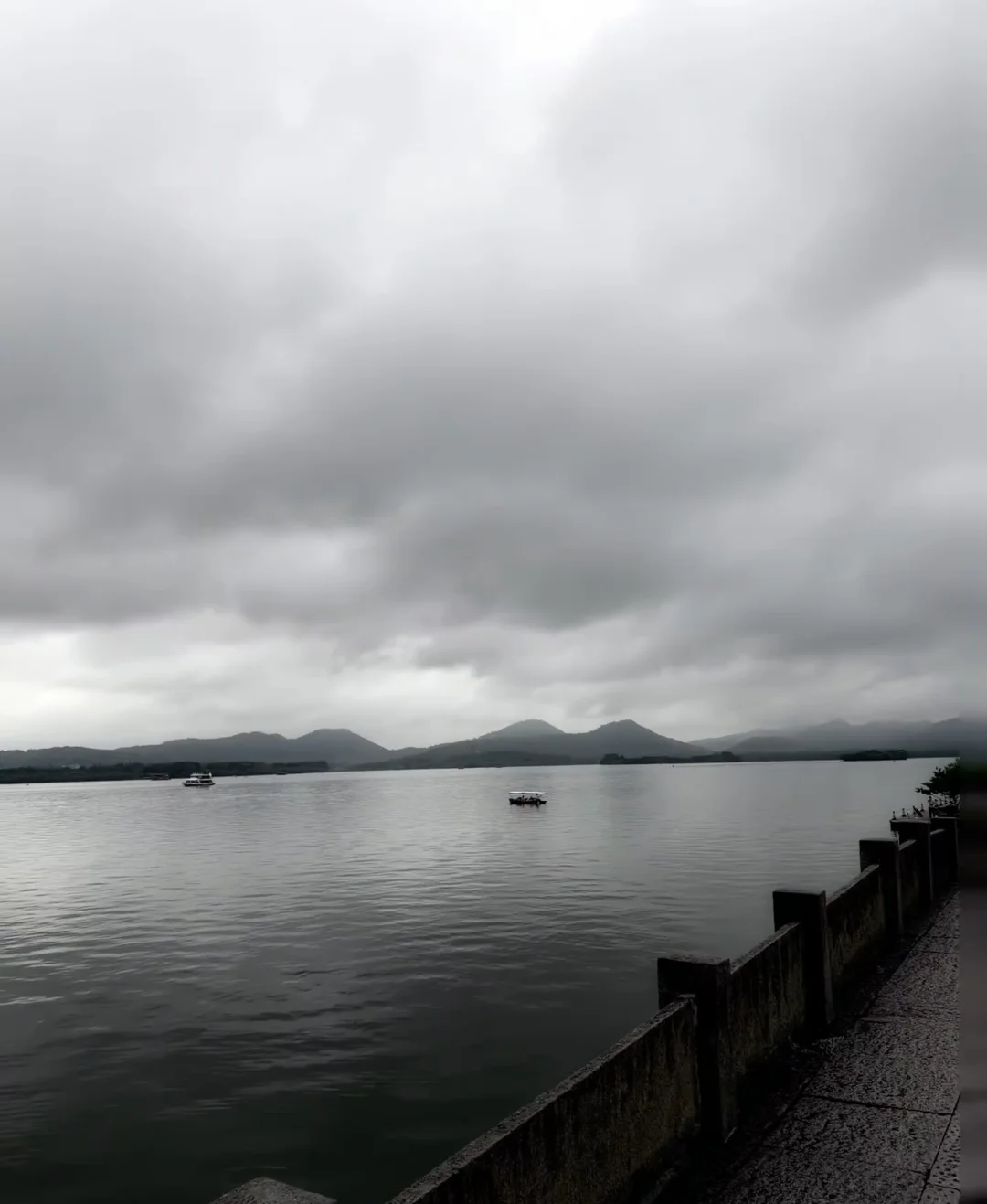 江边的天气阴沉沉