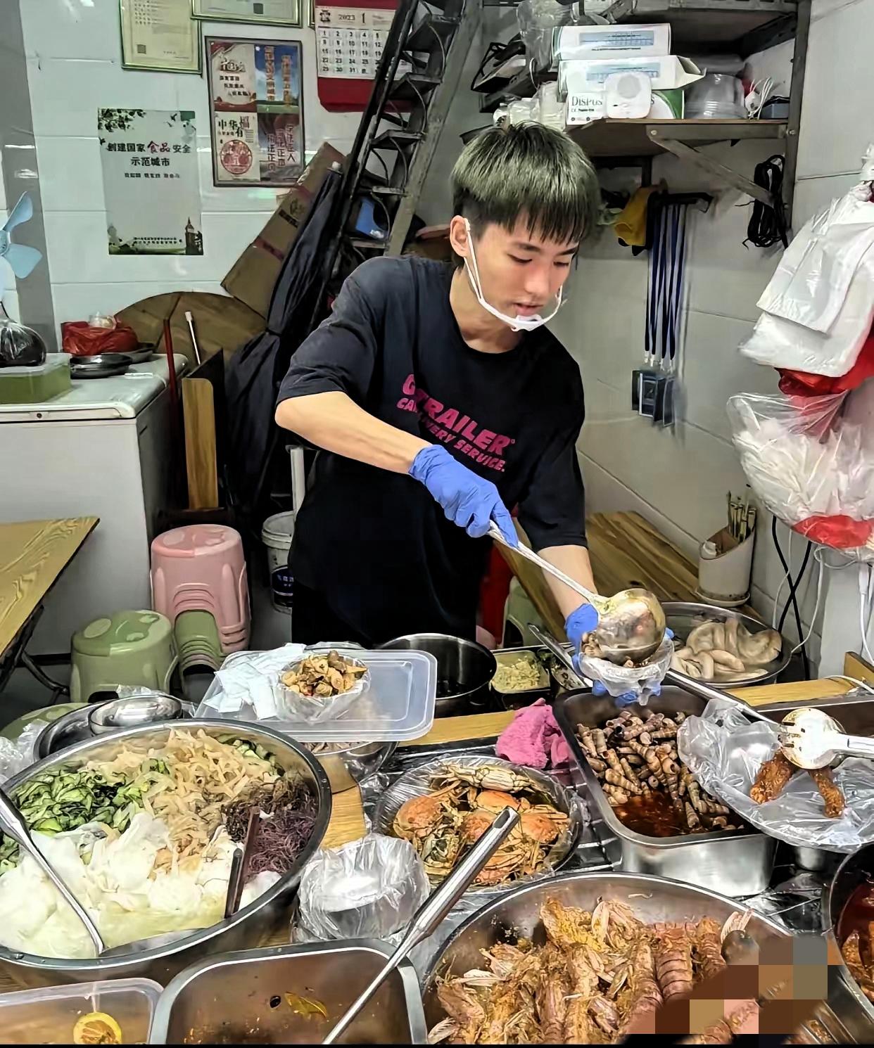 河南老板招工直接“拐”到准女婿？这波操作简直比馄饨还鲜！
 
馄饨店生意爆火急招