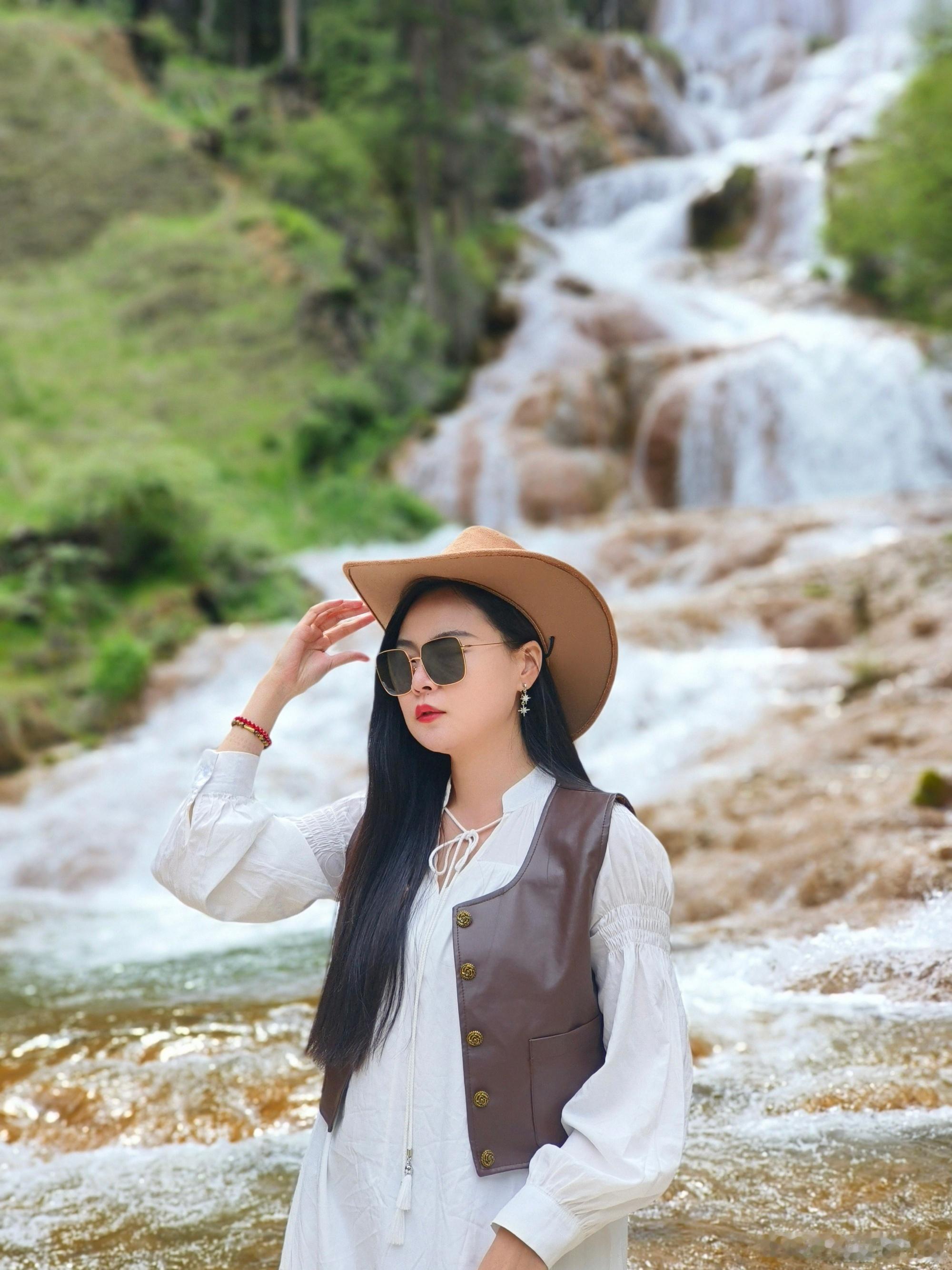 【钙华阶瀑大地琴键】 牟尼沟扎嘎瀑布夏日限定美景 扎嘎瀑布不仅是水的杰作，更是时