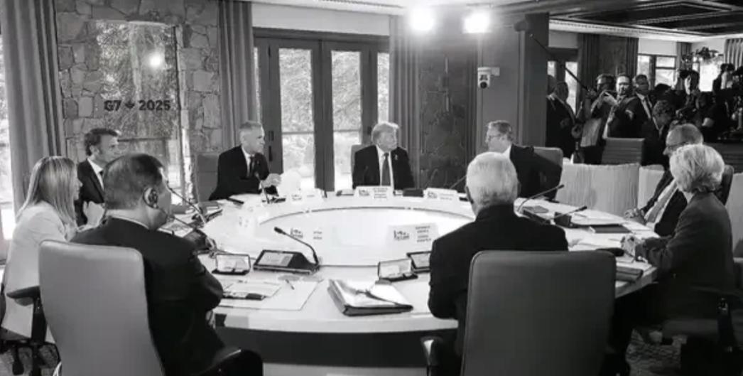 你敢信吗？G7 峰会上发生了这么戏剧性的一幕。欧盟主席冯德莱恩专门掏出来一块磁铁