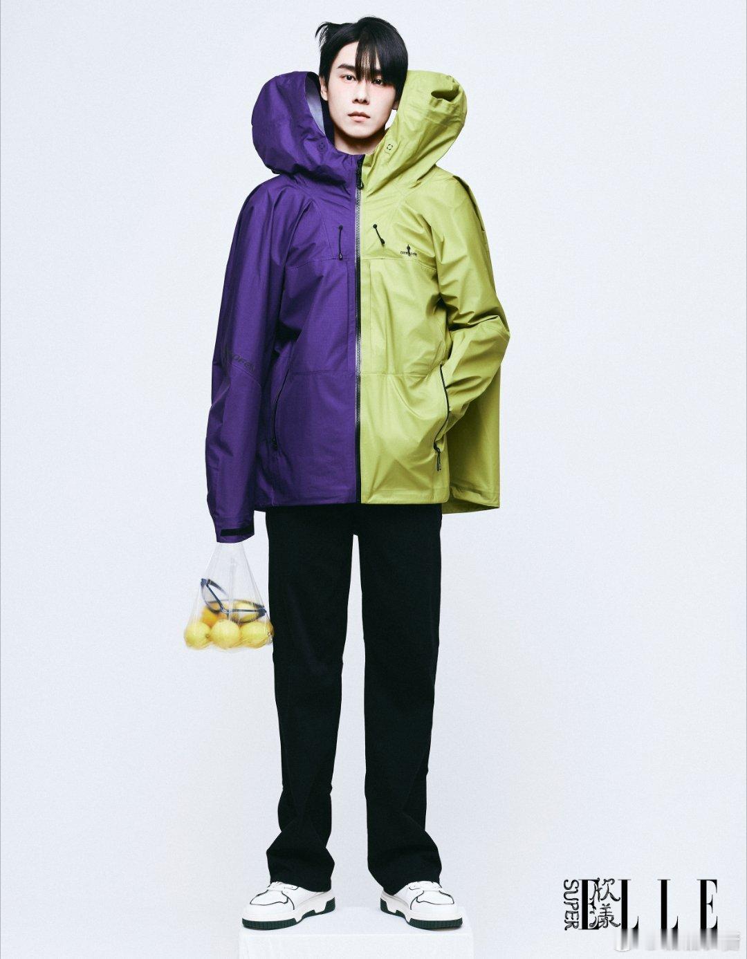 胡一天蓝衬衫像凝固的深海，衣角藏着未说的故事📖粉风衣与小熊共舞，怪奇美学在镜头