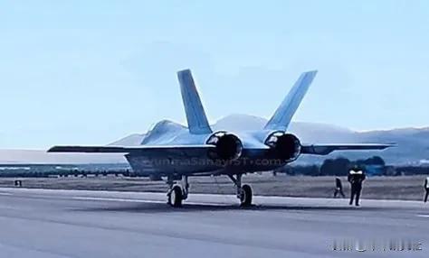 土耳其TF-X原型机拉出来测试了，使用两台美国F110发动机（和F18战机同款）