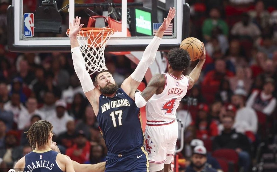北京时间11月11日，NBA季中锦标赛小组赛，火箭以104-101战胜鹈鹕，收获