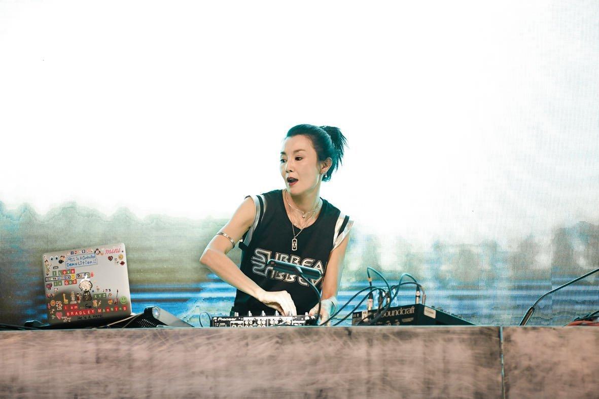 张曼玉 我担都在追的星 张曼玉 不愧是我担都追的星！复古造型灵动，日常状态松弛，