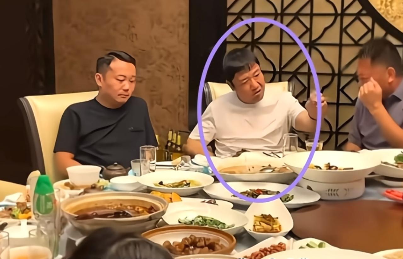 刚才查了一下 
这个举着手机把贾冰醉话传上网的人， 
如果贾冰要追究他的责任，会