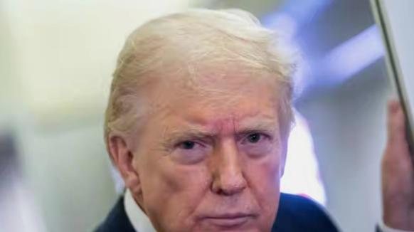 就在今晚，特朗普突然连发三文！

特朗普刚说完美伊谈得挺好，伊朗立马出来打脸，说