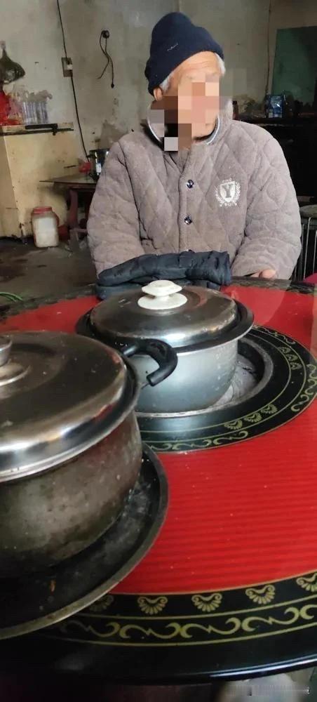 一位仅靠低保苟延残喘的老人，正亲手掐灭两个亲孙子的人生活路。
四十岁的儿子猝然离