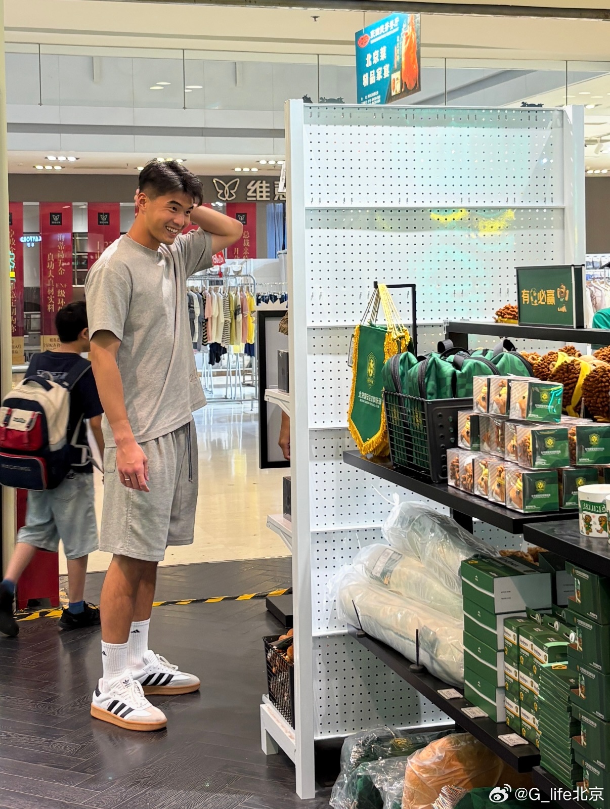 刘邵子洋来了 北京·孚德足球IP周边(世茂广场店)