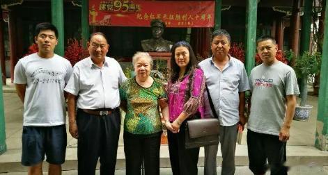 父亲是开国元帅，丈夫是一名上将，而她自己则是中国第一位女上将。

这样的家庭在世