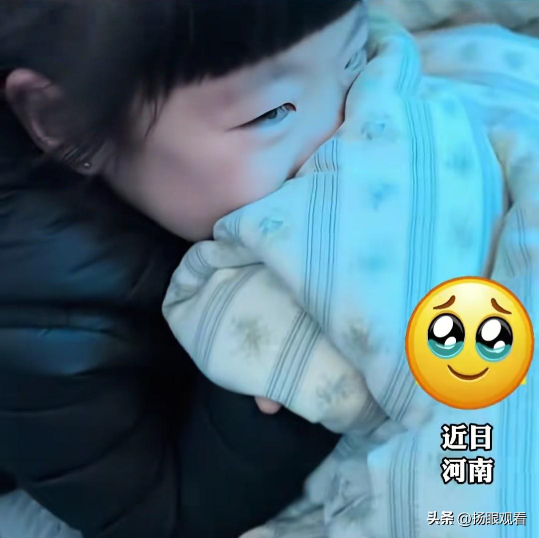 破防了😭5岁女儿趴床上闻爸爸味道 看完直接泪崩，我真的看哭了…
 
河南一位爸