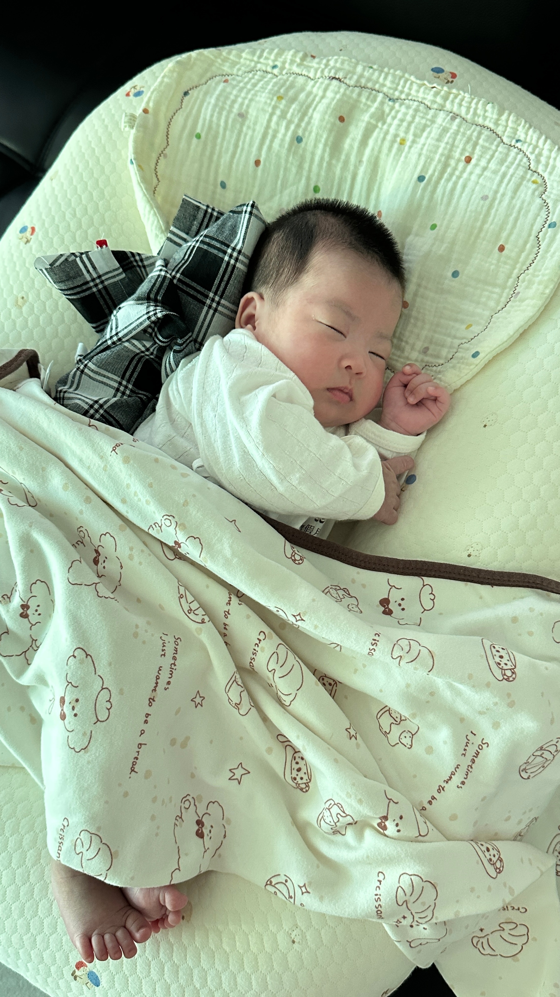 够呛[泪]娃回家的第一天，没有月嫂一点都hold不住一夜没睡好，慌慌张张[裂开]