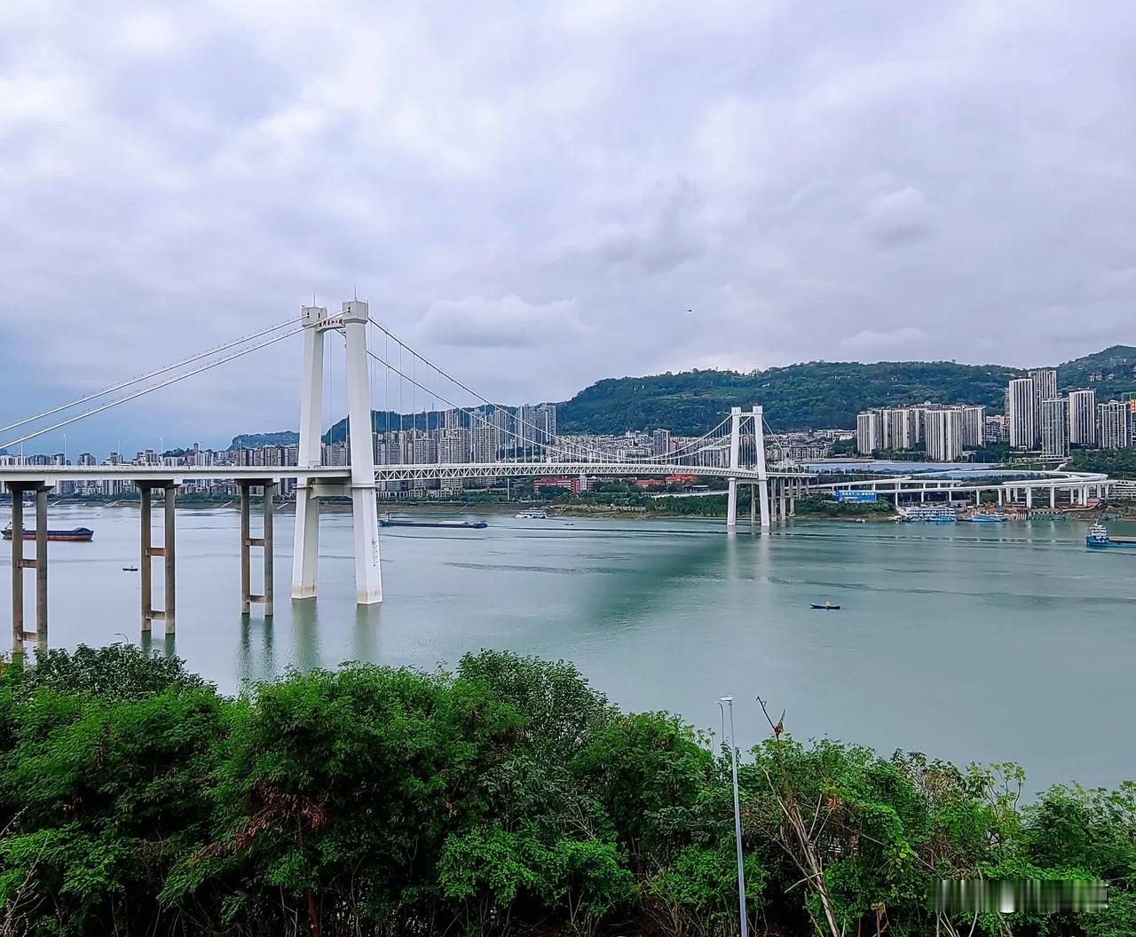 初冬，三峡库区蓄水，万州区一江碧水浩荡东流，风景如画！