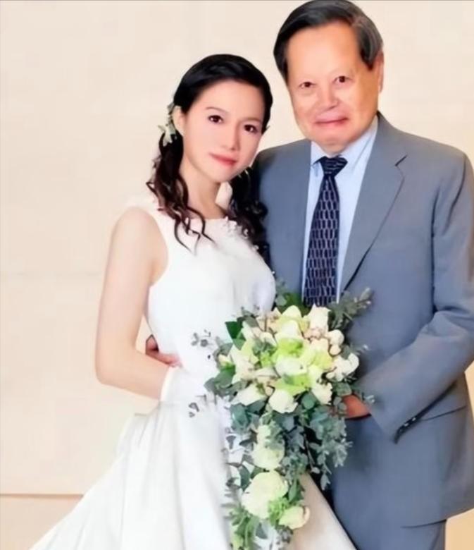 [太阳]都以为翁帆只得了清华公寓的使用权，殊不知杨振宁留给她的，根本不是房子，而