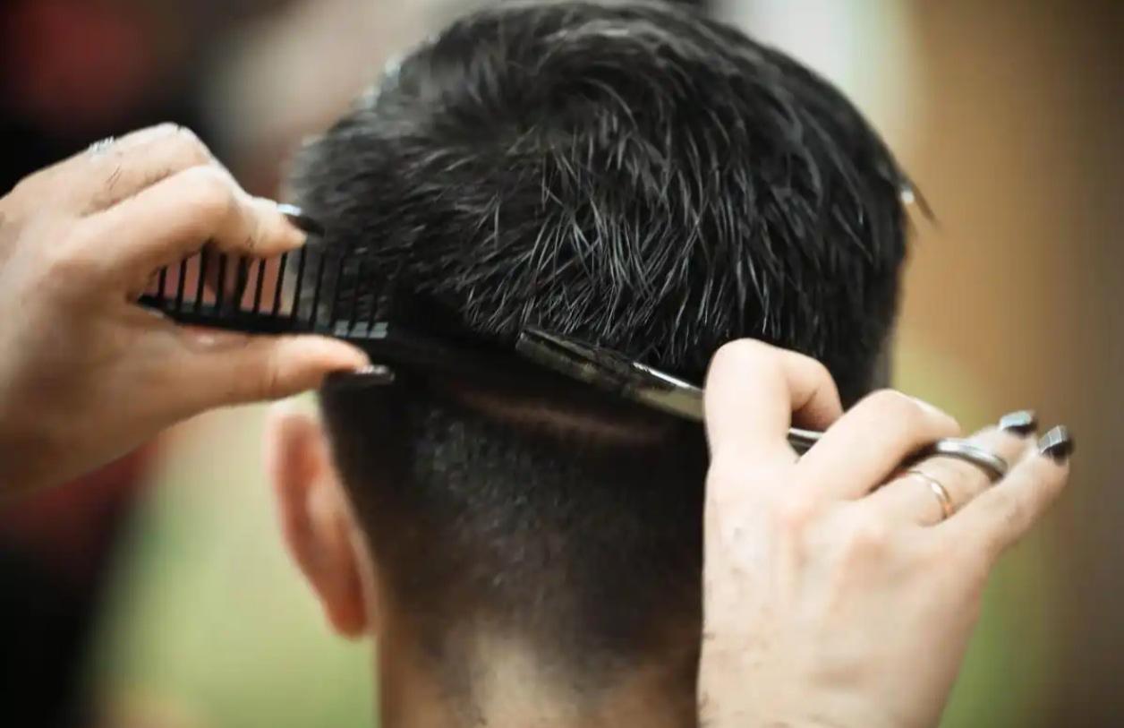 正月剪个头，被亲舅妈告上法庭索赔百万！法院判决亮了

“正月理发死舅舅”——你以