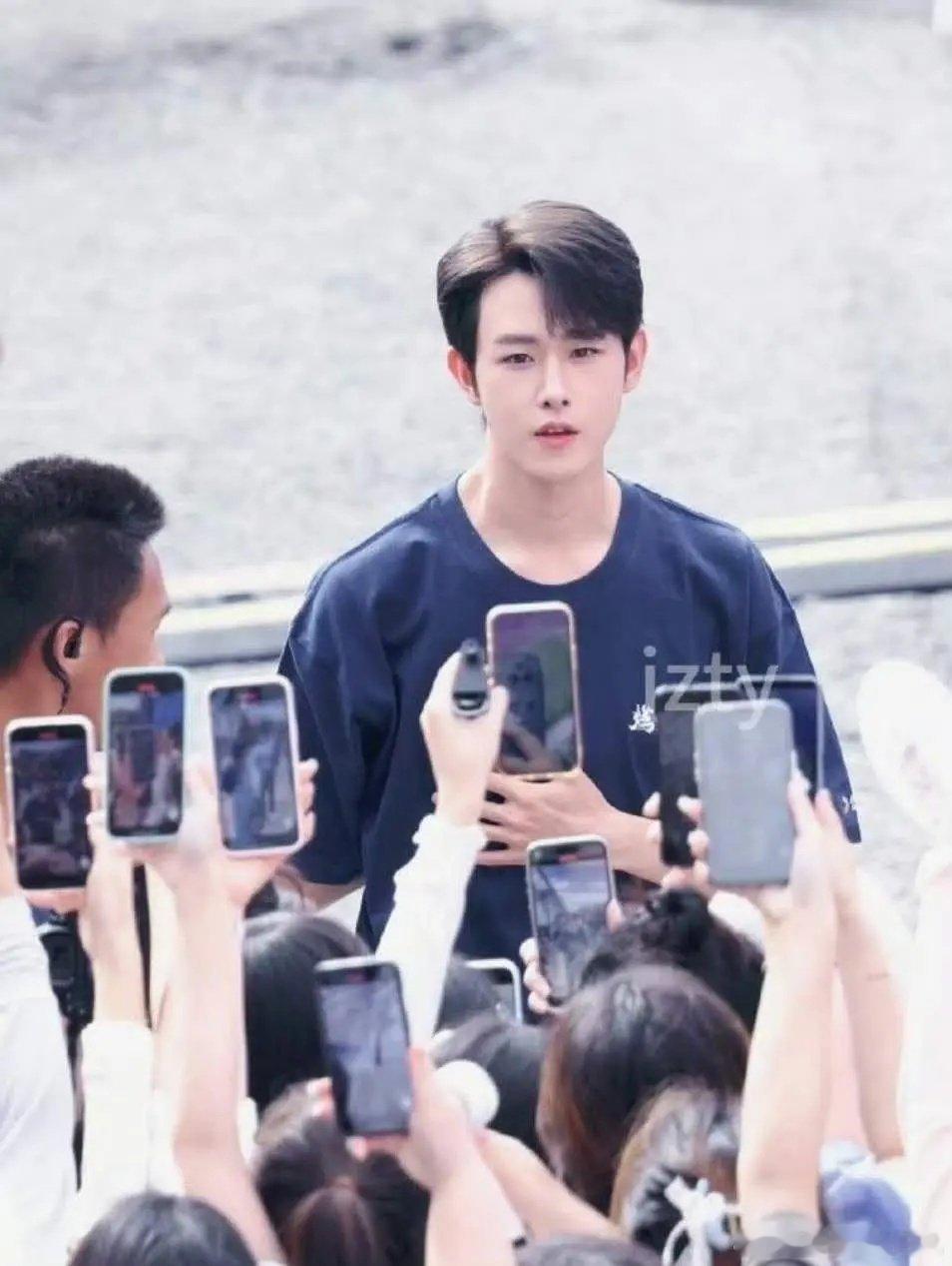 我有时不太理解郭敬明，一定要捧吗？ ​​​