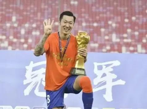从两个人离开后的境遇，对比出泰山队后腰水平。
泰山队后腰在金元时代后期是超强的，