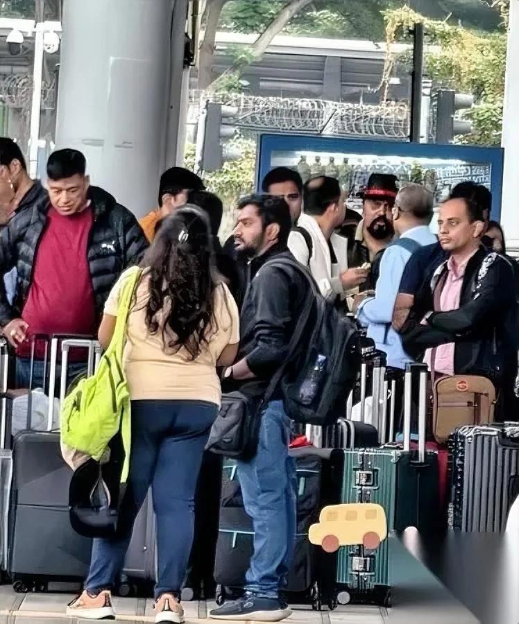 阿三哥套路玩脱了！

深圳又出大新闻！

23人靠伪造信息骗工签被一锅端，主犯直