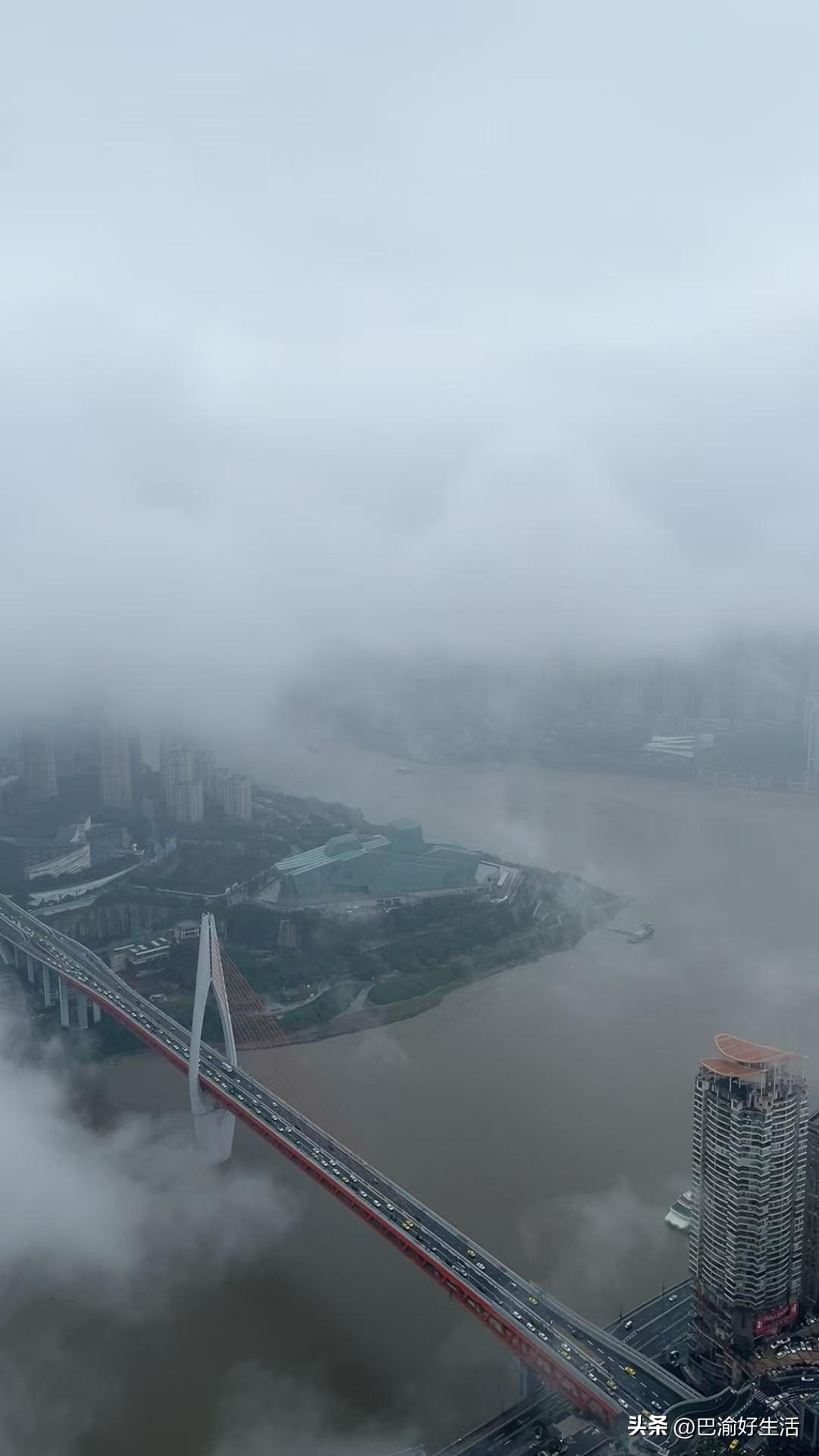 郁闷死了，花118元去重庆会仙楼看风景，结果大雾弥漫、还在下雨，啥也看不到，关键