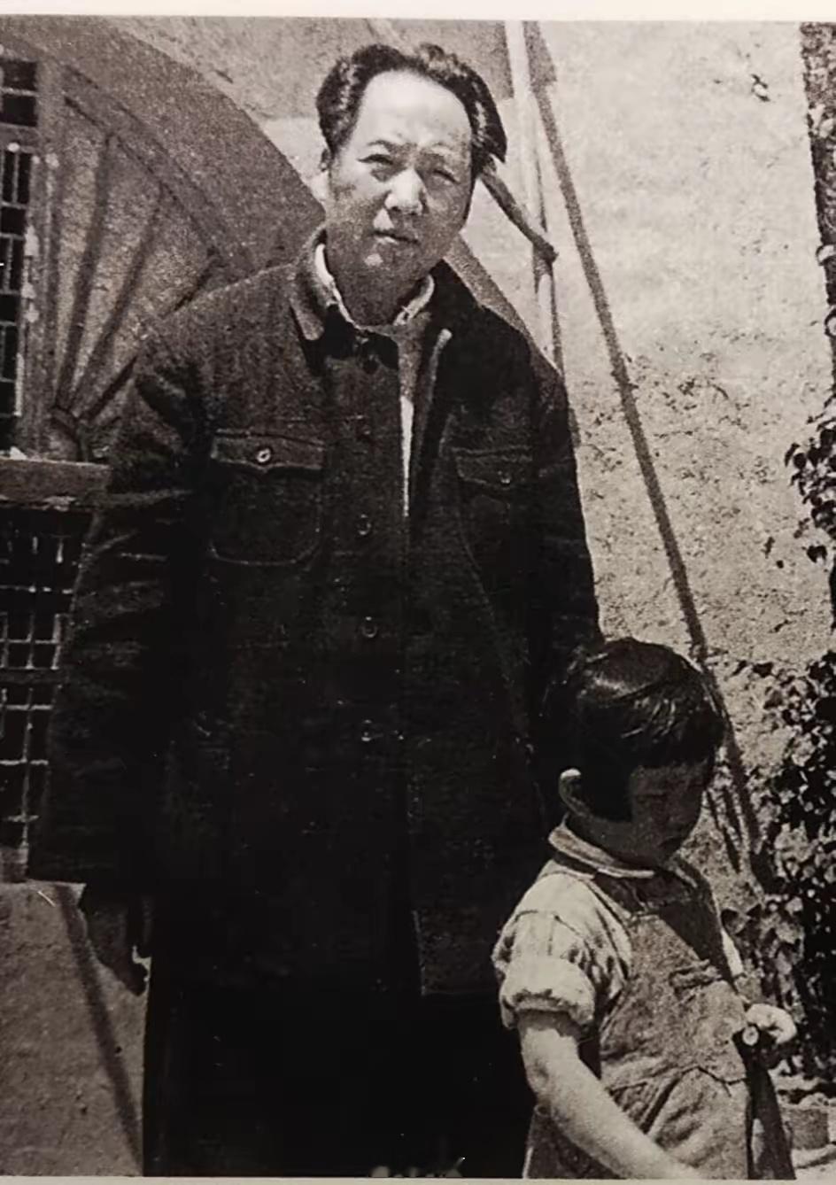 毛主席在延安和可爱的小李讷一起。 