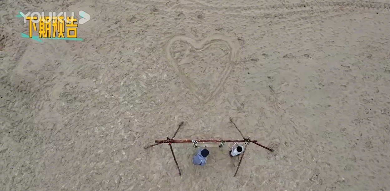 #宋亚轩刘耀文沙滩上画爱心##刘耀文推宋亚轩荡秋千#下期速速抬上来这对我很重要！