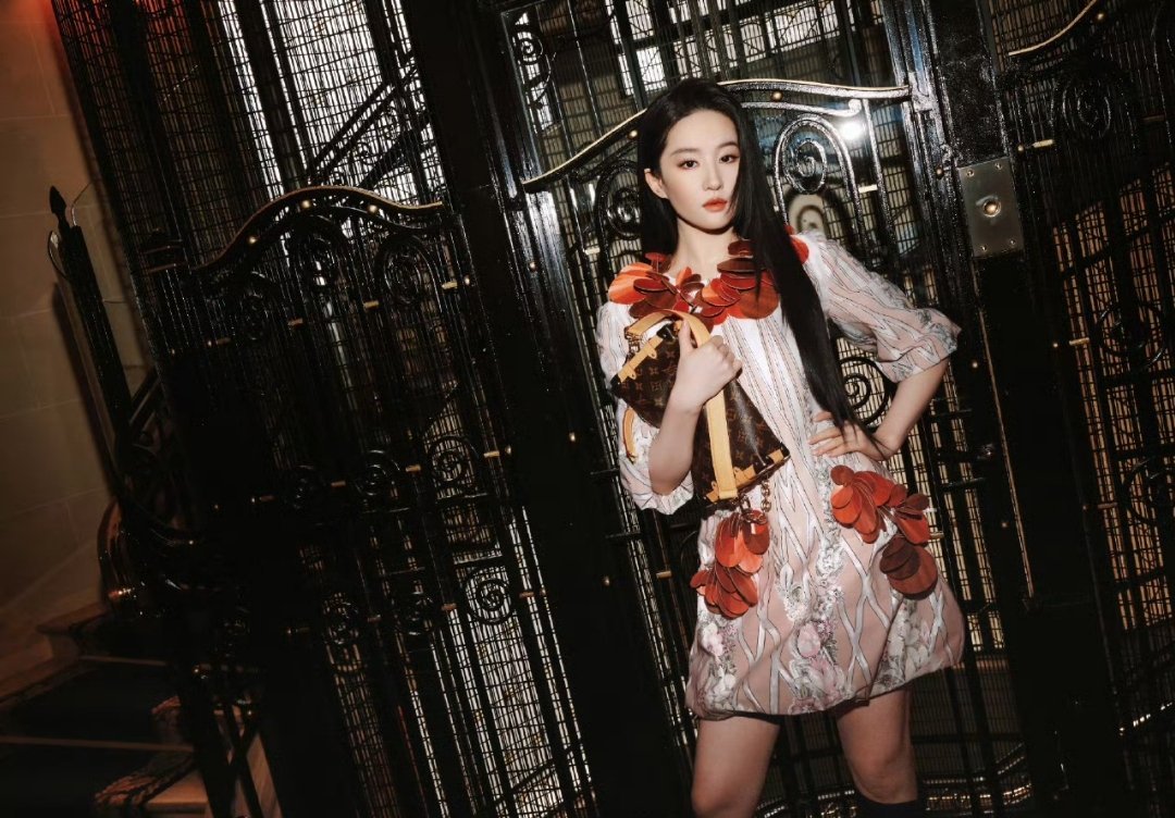 刘亦菲看秀造型路人镜头下，她骨相规整、肌肤透亮，颈纹等细节被网友热议，却丝毫无损