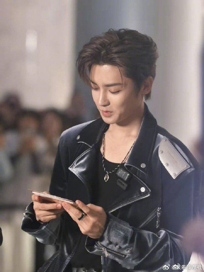 侯明昊生图vs精修图 谁懂啊！侯明昊生图直接鲨疯了！高清镜头下皮肤状态绝了，五官