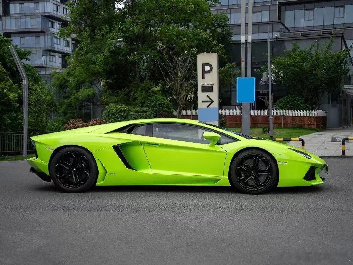 兰博基尼Aventador  LP700-4激情与力量的名字，速度的代名词🔥 