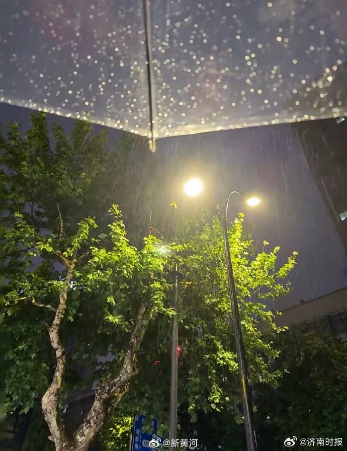 【#山东又迎大风降雨冰雹#】预计26日下午到27日上午，山东自西向东，将出现一次