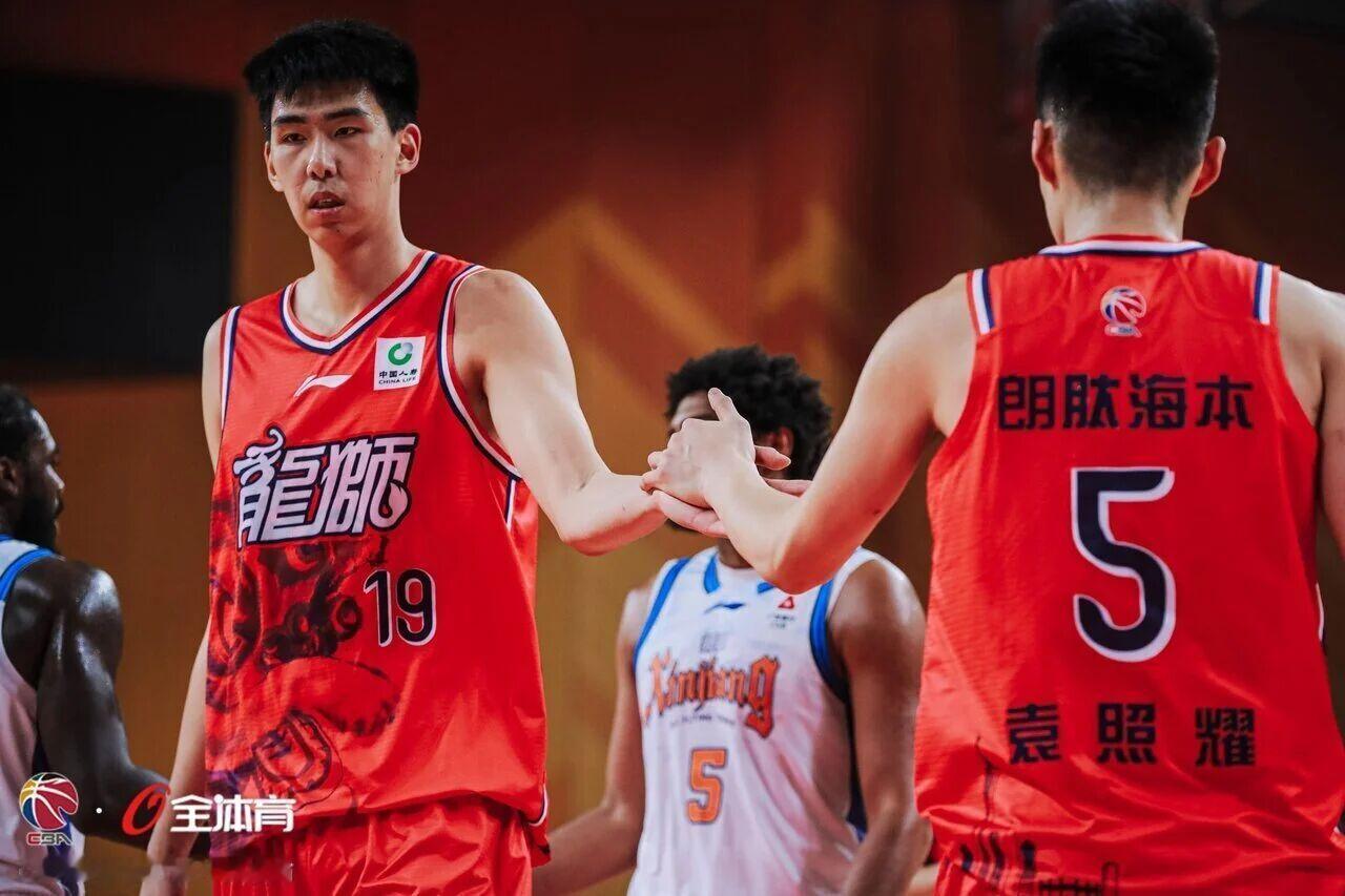 徐昕昨晚又送出5次封盖，场均盖帽继续领跑联盟，龙狮主帅米切尔赛后力挺：“他该进入