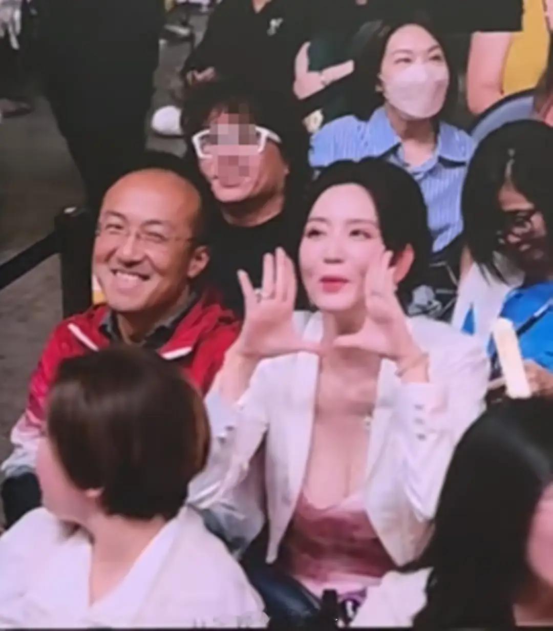 张萌和老公同框张萌和老公看刘宇宁演唱会 张萌和老公看刘宇宁演唱会，大老板啊 ​​
