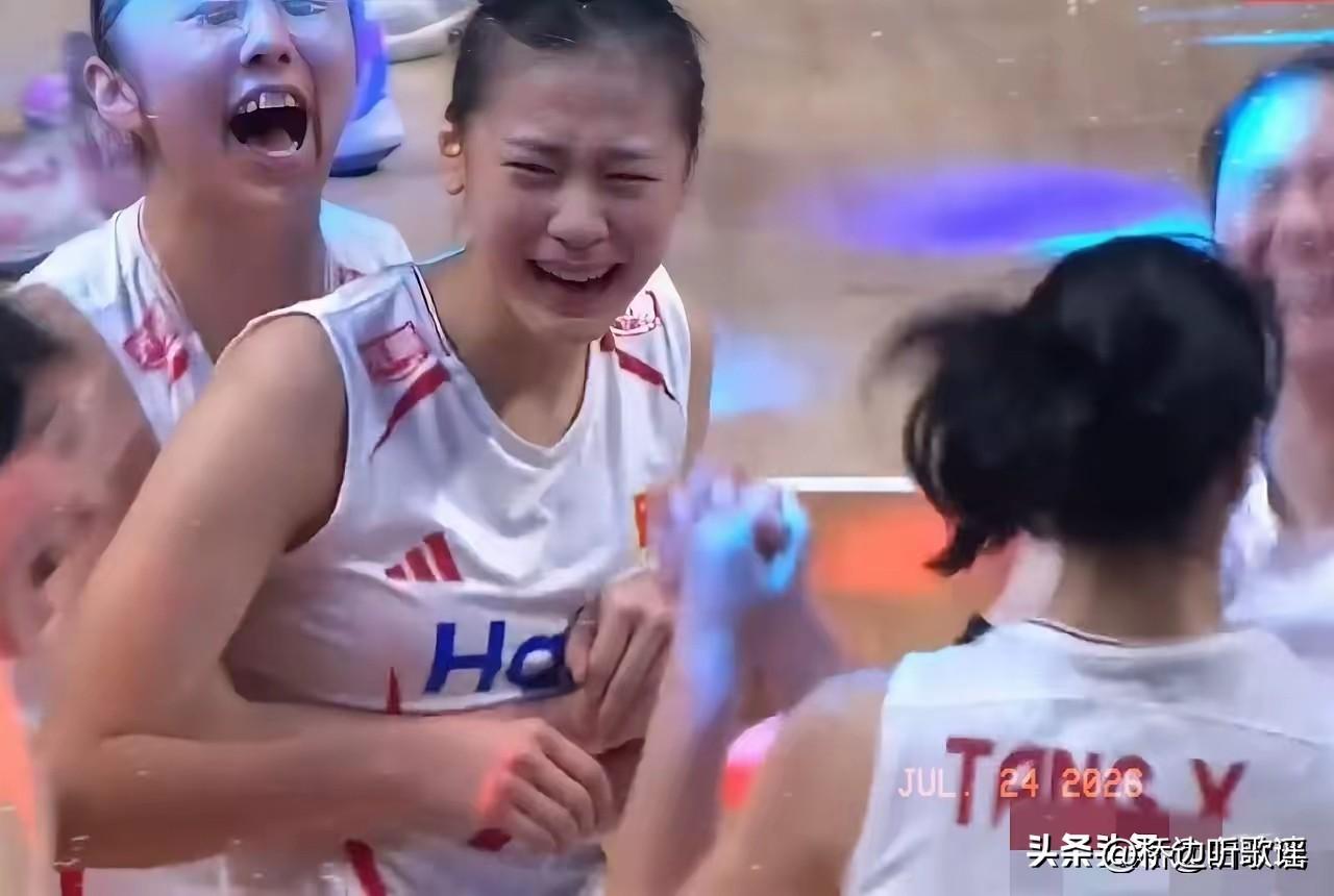 这一幕真是太感人了！在中国女排决胜局15:13绝杀战胜美国队的那一刻，赵勇指导激