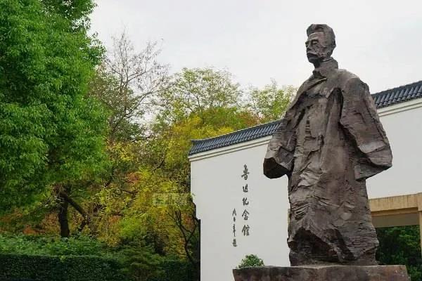 出中国美术馆，竹间见鲁迅塑像
文/冯继兴

馆艺间隔触类通，墨魂流派仰高风。
筠