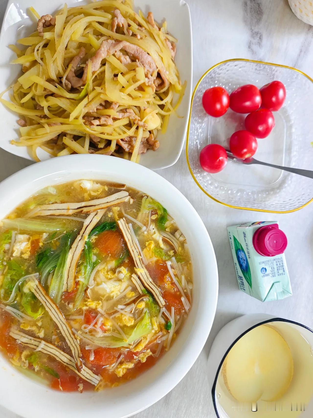 #记录我的一日三餐#午餐打卡，孩子在幼儿园吃米饭的次数比较多，也养成了爱吃米饭的