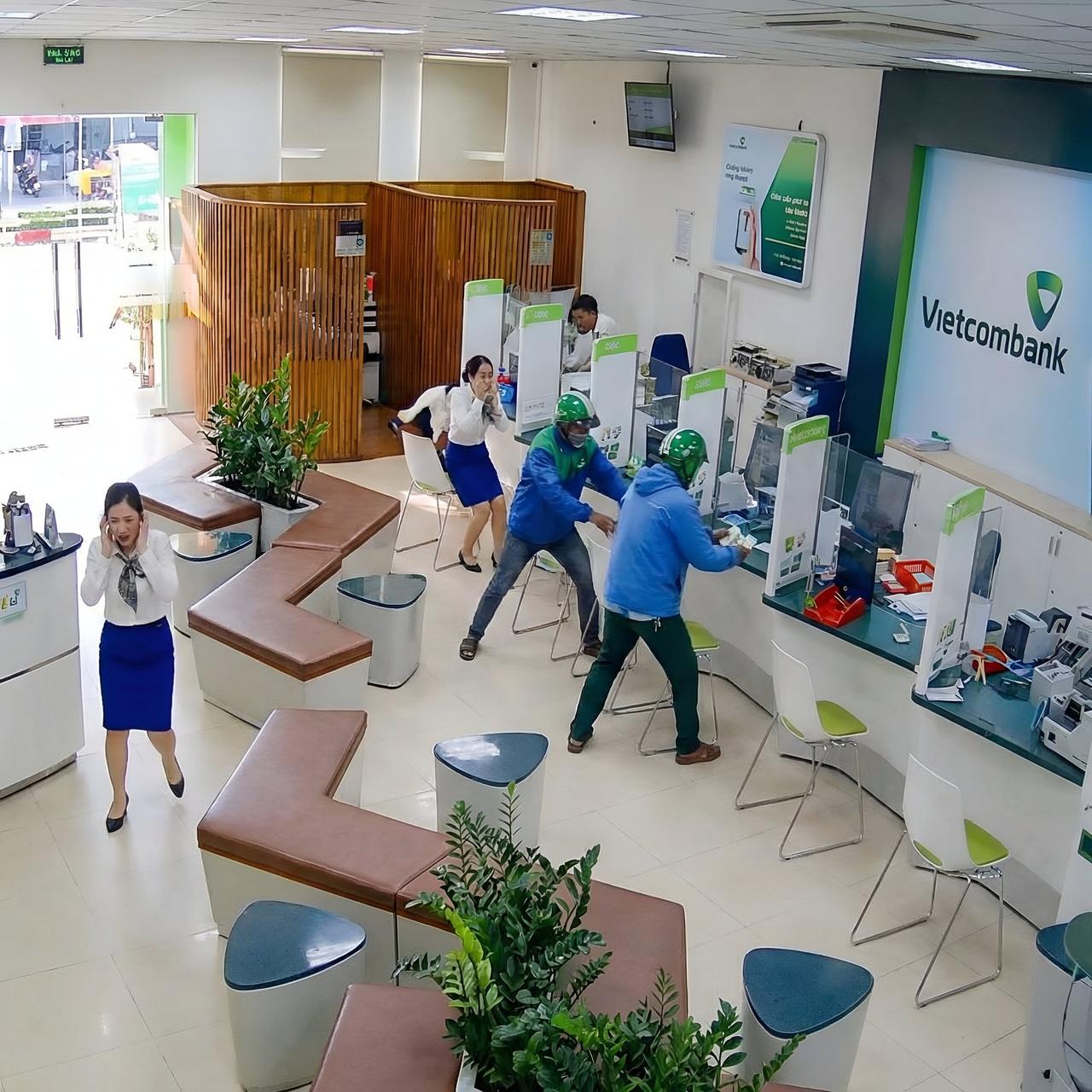 越南嘉莱省，两名身穿网约车司机制服、蒙面的年轻男子在嘉莱省会富坊抢劫了一家越南商