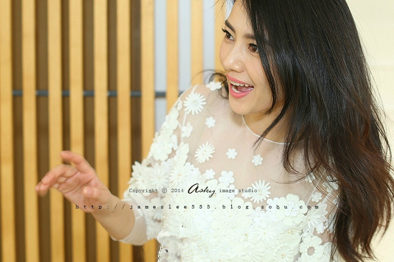 以为点一桌子素菜就能安心瘦？大错特错！就像姐姐姐这身白裙，看着清透温柔，细节里全