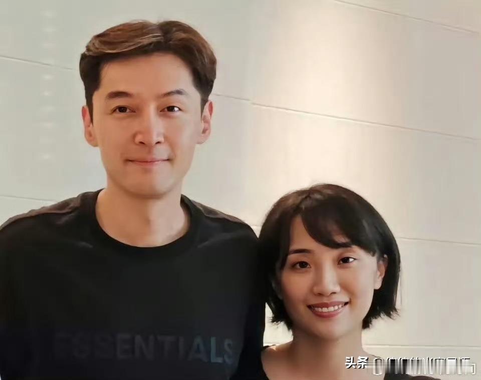 很多人觉得胡歌的老婆配不上他，之前我也这么觉得，比起前女友，颜值的确显得普通。