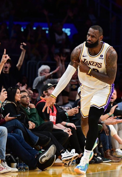 湖人客场116:110逆转战胜独行侠，避免连败！本场比赛，老詹先抑后扬，末节投篮