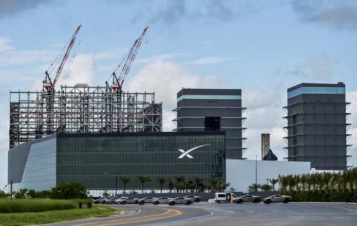 【新版星舰试飞前夕，SpaceX基地死了一个人】根据《华尔街日报》的消息，近日位