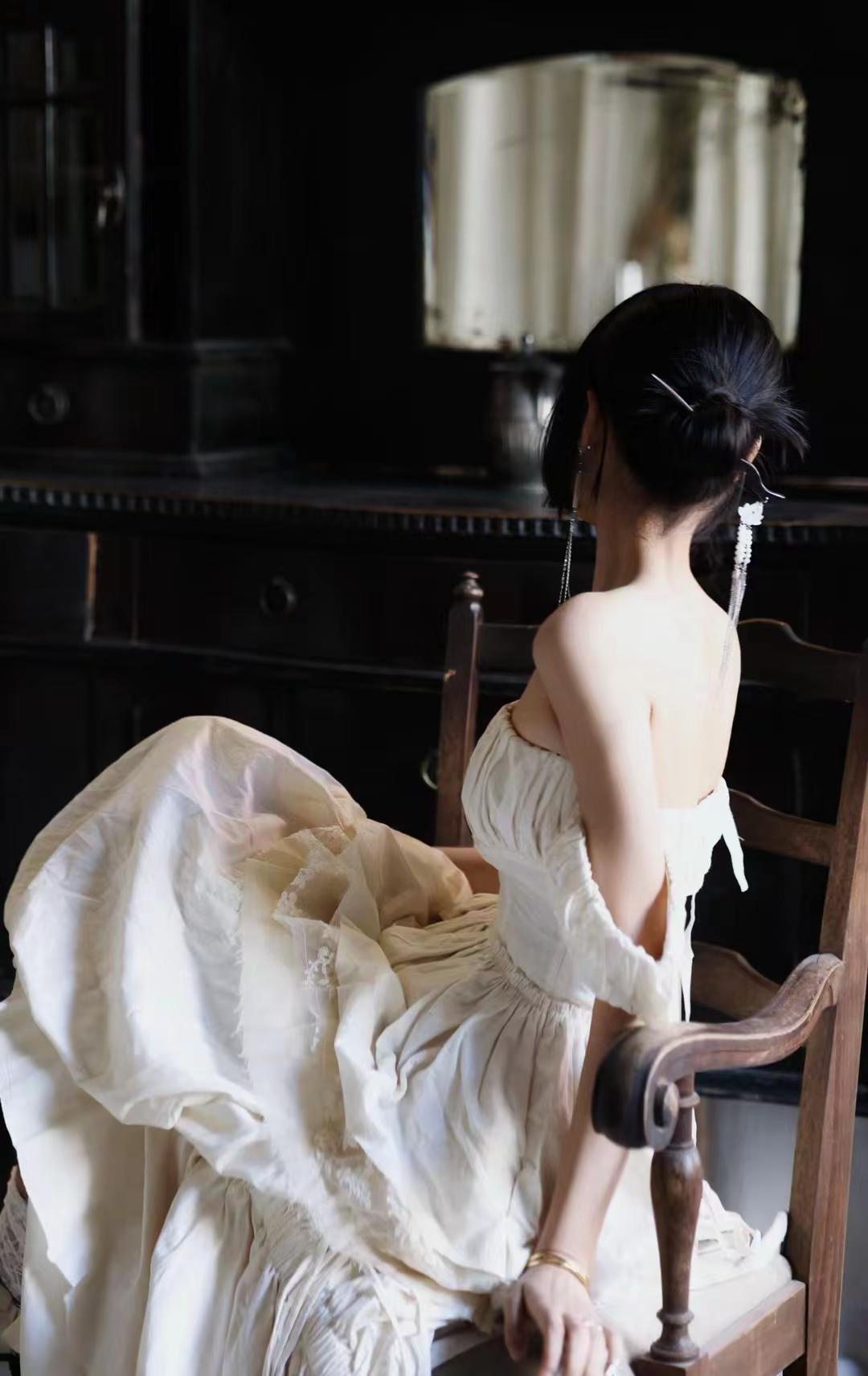 性如白玉烧犹冷，文似朱弦叩愈深