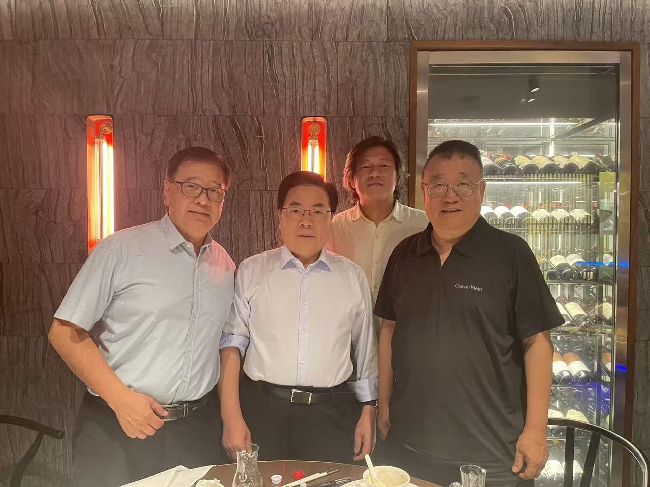 71岁博士论文
一位71岁的老友，曾经是香港入境处签证部门的负责人，今天晚餐聚会