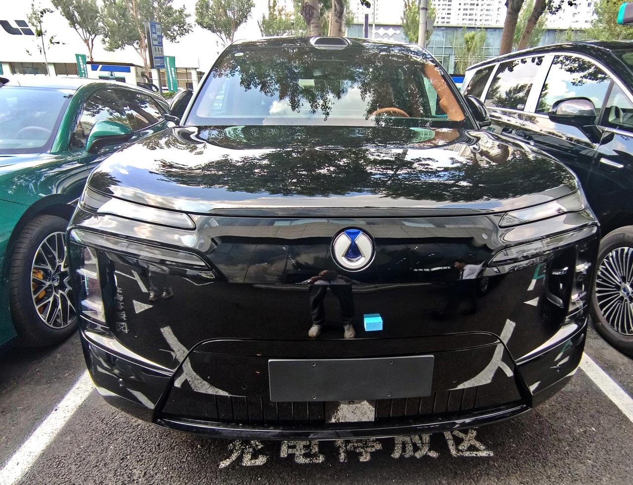 全新《腾势N8L》豪华旗舰
   比亚迪腾势旗下，一款豪华大六座插电混动SUV，