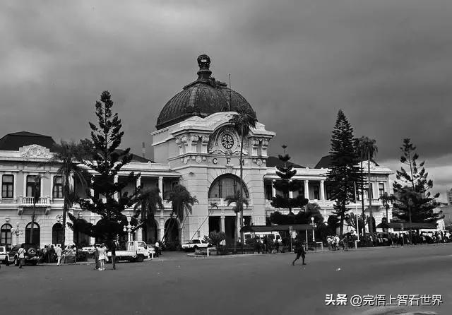 1982年7月29日，驻莫桑比克使馆发生了一起震惊的血案，翻译唐健生连开24枪夺