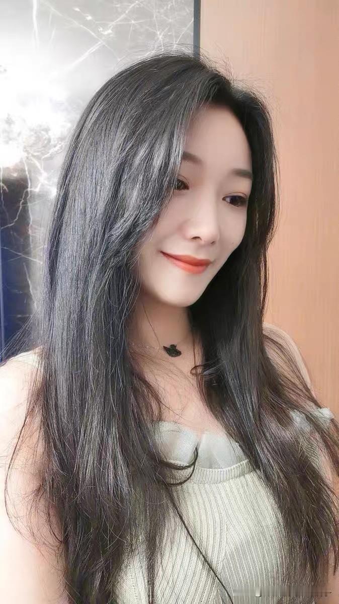 温柔微笑，长发飘飘，自然美如画