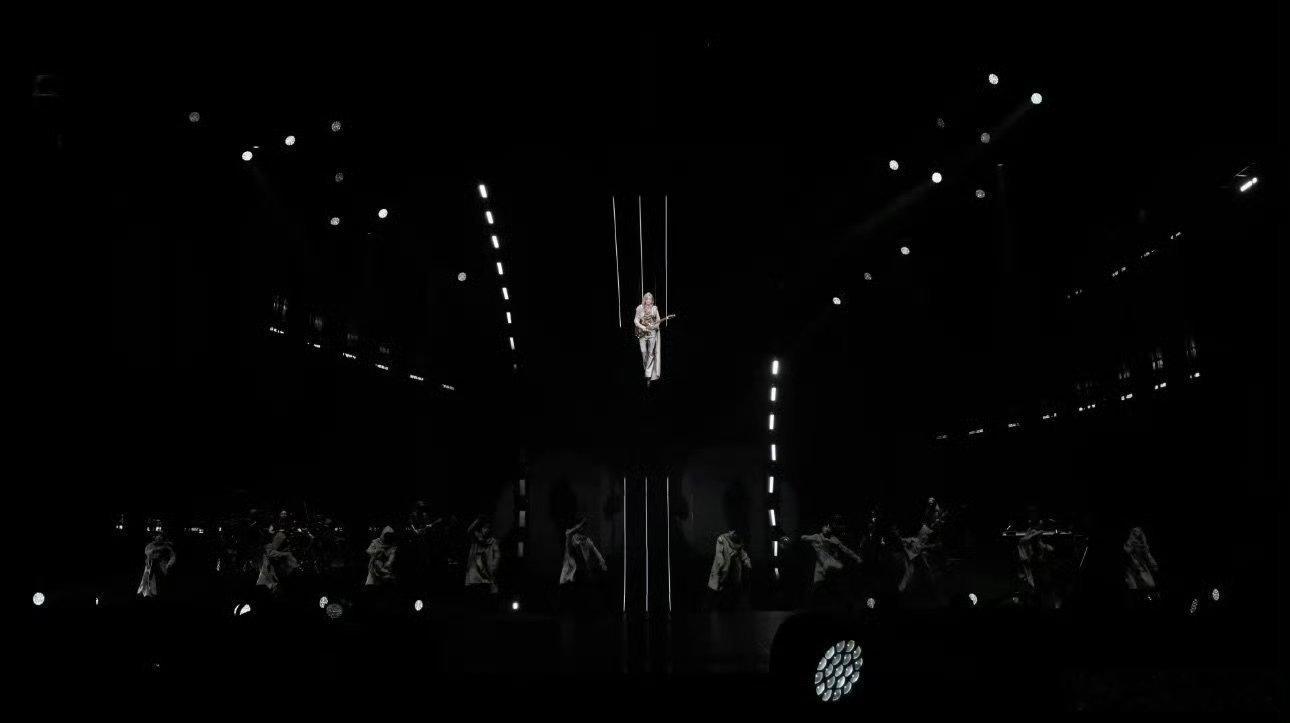 于文文空中吉他solo于文文演唱会克服恐高悬空弹吉他，短短几分钟的开场拼尽全力突