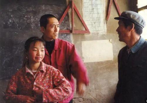 1999年时，张艺谋拍了《一个都不能少》，捧出了魏敏芝这个“最丑谋女郎”，甚至还