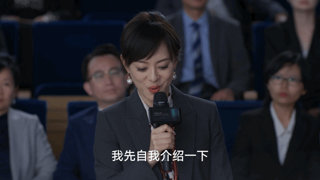 胡曼黎用最软的语气说最硬气的话胡曼黎真是职场变色龙！见客户笑得像朵向日葵，在自己